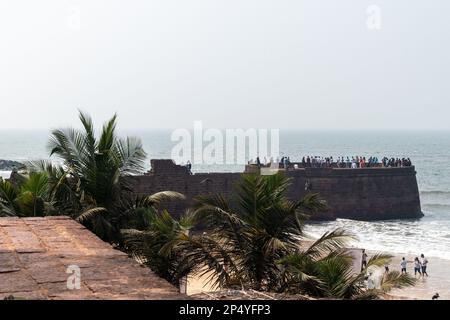 Candolim, Goa, Indien - Januar 2023: Blick auf die Stadtmauern des alten Seehafens Fort Aguada in Sinquerim. Stockfoto