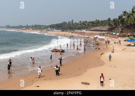 Candolim, Goa, Indien - Januar 2023: Blick aus der Vogelperspektive auf den Strand voller Touristen in Sinquerim in North Goa. Stockfoto