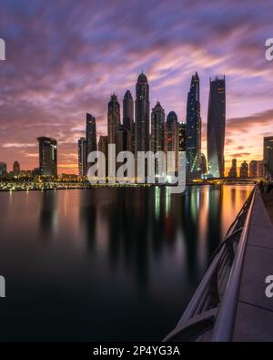 Farbenfroher Sonnenaufgang über der Dubai Marina vom Skydive Dubai in den Vereinigten Arabischen Emiraten Stockfoto