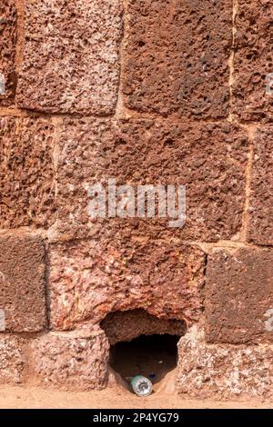 Candolim, Goa, Indien - Januar 2023: Die laterite Backsteinmauer des alten Fort Aguada in Sinquerim. Stockfoto