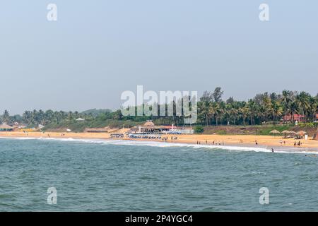 Candolim, Goa, Indien - Januar 2023: Ein Blick auf den wunderschönen Strand mit Kokospalmen in Sinquerim. Stockfoto