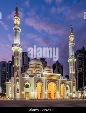 Die Sheikh Rashid Al Maktoum Moschee mit einem wunderschönen Sonnenuntergang in Business Bay, Dubai, Vereinigte Arabische Emirate Stockfoto