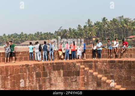 Candolim, Goa, Indien - Januar 2023: Menge indischer Touristen in der portugiesischen Festung in Sinquerim. Stockfoto