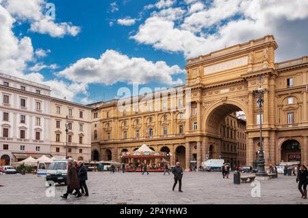 Platz der Republik und sein Triumphbogen in Florenz, Toskana in Italien Stockfoto