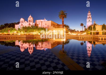 San Diego, Kalifornien, USA plaza Brunnen bei Nacht im Prado. Stockfoto