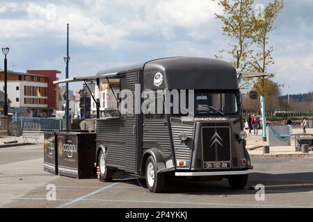 Landerneau, Frankreich - April 03 2022: Citroën HY Food Truck am Carnaval de la Lune Etoilée. Stockfoto