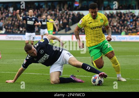 Onel Hernandez von Norwich City tritt gegen Murray Wallace von Millwall während des Meisterschaftsspiels zwischen Millwall und Norwich City im The Den, London, an Stockfoto