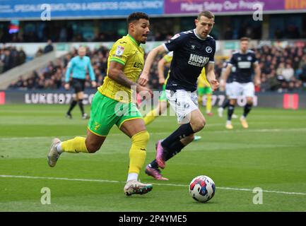 Onel Hernandez von Norwich City tritt gegen Murray Wallace von Millwall während des Meisterschaftsspiels zwischen Millwall und Norwich City im The Den, London, an Stockfoto