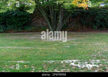 Denk dran, Mann, du bist Staub. Und zu Staub wirst du zurückkehren' (Gn 3:19) - Gedenkgarten (Jardin du Souvenir) - Friedhof Père-Lachaise, Paris Stockfoto