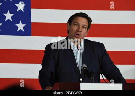 Regierung Ron DeSantis hielt am 21. August 2022 eine Rede für Kandidaten des Sarasota County School Board in Sarasota, Florida, USA. Stockfoto