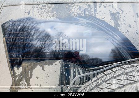 Schmutzige Heckscheibe. Hintergrund des Abenteuers. Detail eines schmutzigen Geländewagens Stockfoto