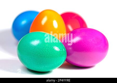 Bunte ostereier vor weißem Hintergrund Stockfoto