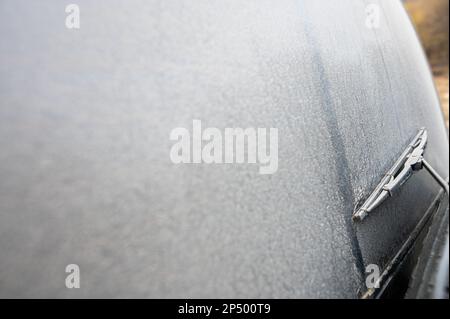 Schmutzige Heckscheibe. Hintergrund des Abenteuers. Detail eines schmutzigen Geländewagens Stockfoto