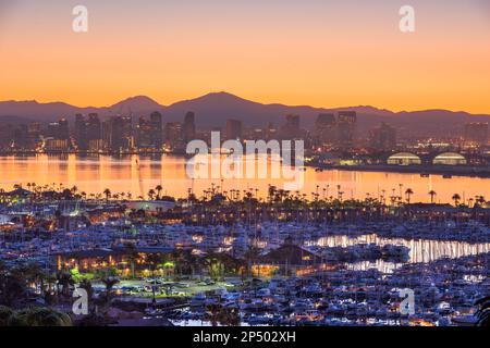 Die Skyline von San Diego, Kalifornien, USA, liegt im Morgengrauen über der Bucht. Stockfoto