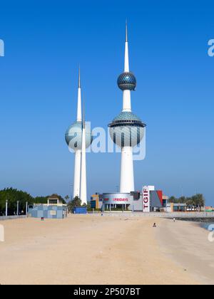 Kuwait Towers und Dasman Beach in Kuwait City. Der Bau ist auch bekannt als Kuwait Water Towers und wurde zu einem Wahrzeichen und Symbol des modernen Kuwait. Stockfoto