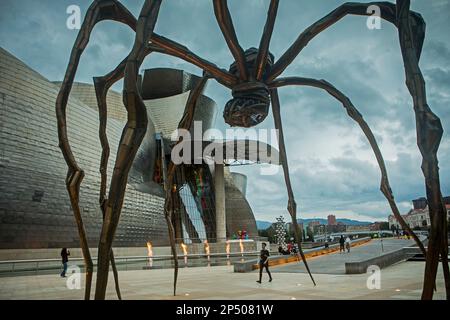 'Maman' einen bronzenen Spinne von Louise Bourgeois konzipiert und Guggenheim Museum, Bilbao, Spanien Stockfoto