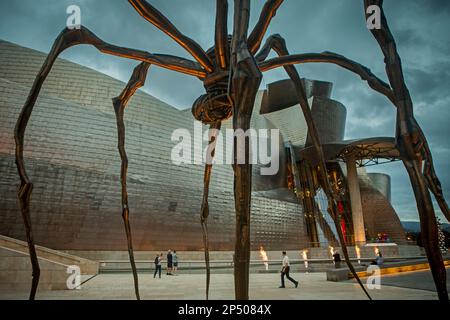 'Maman' einen bronzenen Spinne von Louise Bourgeois konzipiert und Guggenheim Museum, Bilbao, Spanien Stockfoto