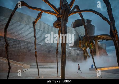 'Maman' einen bronzenen Spinne von Louise Bourgeois konzipiert und Guggenheim Museum, Bilbao, Spanien Stockfoto