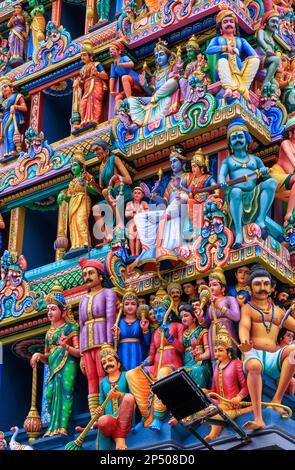 Kunstvoll und farbenfroher Gopuram am Haupteingang des Sri Mariamman Tempels, Singapur Stockfoto