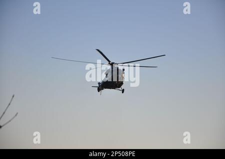 Militärische Hubschraubermanöver am blauen Himmel. Air Force Mil Mi-171Sh am kroatischen Himmel. Militärischer Hubschrauberrundflug. Transport von Verletzten Stockfoto