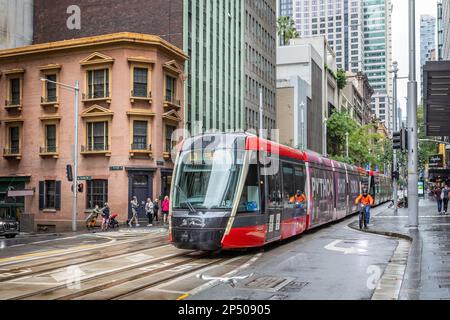 Nahaufnahme der neuen Straßenbahn, die am 7. Januar 2023 entlang der George Street im Zentrum von Sydney, Australien, fährt Stockfoto