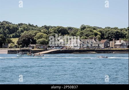 Foto   am Ufer des Flusses Tamar bietet das Edgcumbe Arms in Cremyll in Cornwall einen wunderschönen Blick über den Fluss bis zum Mount Wise in Stockfoto