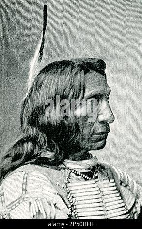 Der 1896. Titel lautet: "Rote Wolke nach einem Foto von Bell." Red Cloud war von 1868 bis 1909 Anführer der Oglala Lakota. Er war einer der fähigsten Gegner der amerikanischen Ureinwohner, denen die US-Armee in den westlichen Gebieten gegenüberstand. Stockfoto