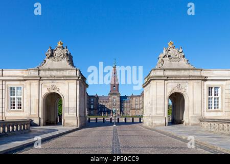 Kopenhagen, Dänemark - Juni 28 2019: Das Schloss Christiansborg (Dänisch: Christiansborg Slot) ist ein Palast und Regierungsgebäude auf der Insel Slots Stockfoto