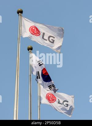 Südkoreanische Flagge mit der Flagge der LG Group im Hauptsitz des LG Twin Towers-Gebäudes in Seoul. Die LG Group ist ein multinationaler Konglomerat in Südkorea, der von Koo in-hwoi gegründet wurde und von mehreren Generationen seiner Familie geleitet wird. Es ist das viertgrößte Chaebol in Südkorea. Der Hauptsitz befindet sich im LG Twin Towers-Gebäude in Seoul. LG stellt Elektronik-, Chemie- und Telekommunikationsprodukte her und betreibt Tochtergesellschaften wie LG Electronics, Zenith, LG Display, LG Uplus, LG Innotek, LG Chem und LG Energy Solution in über 80 Ländern. Stockfoto