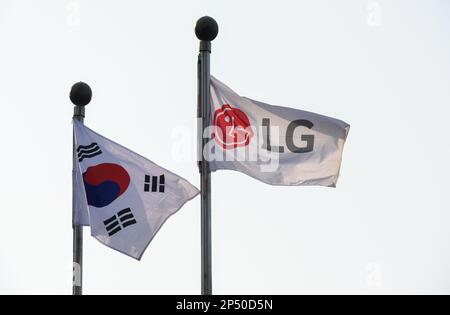 Südkoreanische Flagge mit der Flagge der LG Group im Hauptsitz des LG Twin Towers-Gebäudes in Seoul. Die LG Group ist ein multinationaler Konglomerat in Südkorea, der von Koo in-hwoi gegründet wurde und von mehreren Generationen seiner Familie geleitet wird. Es ist das viertgrößte Chaebol in Südkorea. Der Hauptsitz befindet sich im LG Twin Towers-Gebäude in Seoul. LG stellt Elektronik-, Chemie- und Telekommunikationsprodukte her und betreibt Tochtergesellschaften wie LG Electronics, Zenith, LG Display, LG Uplus, LG Innotek, LG Chem und LG Energy Solution in über 80 Ländern. Stockfoto