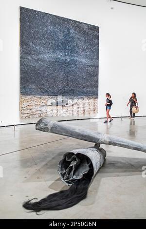 Auf dem Boden der Skulptur "Berenice". Und an der Wand das Gemälde "Der renommierte Aufträge der Nacht", die beide von Anselm Kiefer, Guggenhei Stockfoto