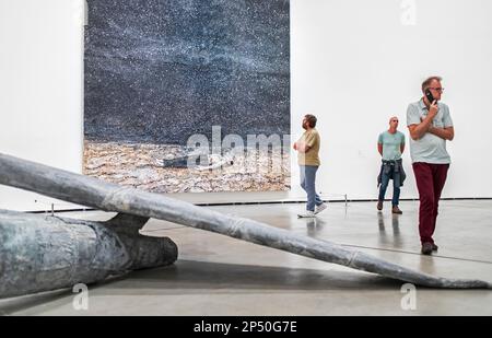 Auf dem Boden der Skulptur "Berenice". Und an der Wand das Gemälde "Der renommierte Aufträge der Nacht", die beide von Anselm Kiefer, Guggenhei Stockfoto