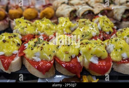 Pintxos, Bars und Restaurants, in La Ribera Markt, Bilbao, Spanien Stockfoto