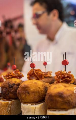 Pintxos, Bars und Restaurants, in La Ribera Markt, Bilbao, Spanien Stockfoto