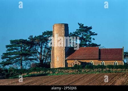 Ramsholt Church Suffolk, Blick auf die mittelalterliche All Saints Church in Ramsholt mit ihrem unverwechselbaren runden Turm aus der sächsischen Ära, Suffolk, England, Großbritannien Stockfoto