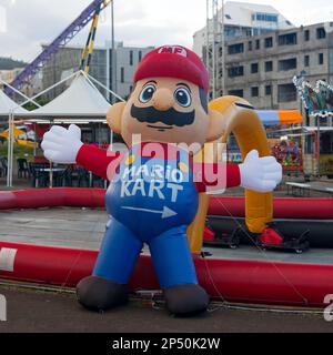 Saint Denis, Réunion - Dezember 15 2016: Mario Bros mit der Aufschrift „Mario Kart“ auf dem Bauch am Eingang einer Kart-Rennstrecke für Kinder im aufgeblasen Stockfoto