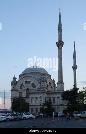 Istanbul, Türkei - Mai 11 2019: Die Dolmabahce-Moschee ist eine elegante Moschee im osmanischen Stil aus dem 19. Jahrhundert mit Barock- und Rokokoko-inspirierten dekorativen fe Stockfoto