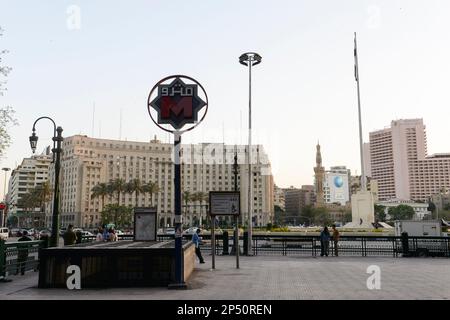 ÄGYPTEN, Kairo, Tahrir-Platz, Midan al-Tahrir , Mugamma-Regierungsgebäude, Bau und Geschenk der sowjetunion in 1950', Metro Station / ÄGYPTEN, Kairo, Tahrir Platz zum Zentrum der Proteste gegen Präsident Husni Mubarak im arabischen Frühling und Erhalt den Namen Platz der Befreiung» von den Demonstranten der Opposition, Regierungsgebäude Mogamma oder auch Mugamma, ist das Zentralverwaltungsgebäude. Das Gebäude wurde ab 1950 von der Sowjetunion gebaut und als Geschenk dem ägyptischen Staat übergeben. Stockfoto