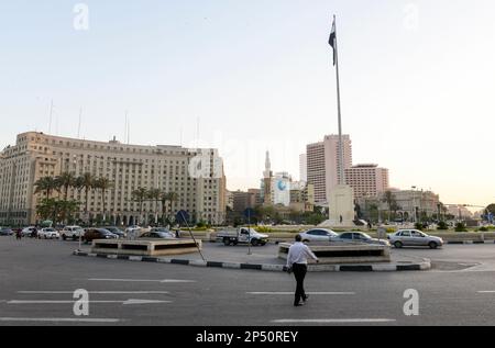 ÄGYPTEN, Kairo, Tahrir-Platz, Midan al-Tahrir , Mugamma-Regierungsgebäude, Bau und Geschenk der sowjetunion in 1950' / ÄGYPTEN, Kairo, Tahrir Platz zum Zentrum der Proteste gegen Präsident Husni Mubarak im arabischen Frühling und Erhalt den Namen Platz der Befreiung» von den Demonstranten der Opposition, Regierungsgebäude Mogamma oder auch Mugamma, ist das Zentralverwaltungsgebäude Ägyptens. Das Gebäude wurde ab 1950 von der Sowjetunion gebaut und als Geschenk dem ägyptischen Staat übergeben. Stockfoto