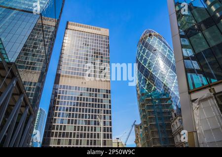 Niedrige Winkel von hohen Firmengebäuden im Londoner Finanzviertel vor blauem Himmel Stockfoto