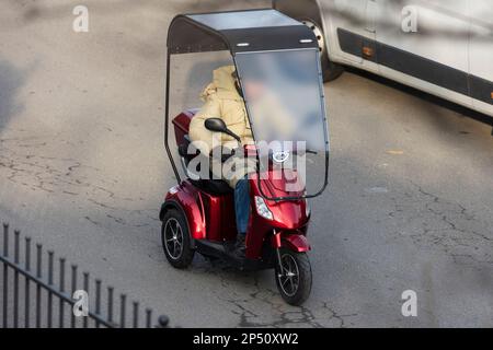 Ältere Person mit einem Roller Stockfoto