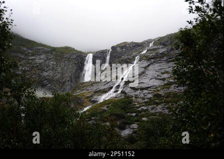 Der 400 Meter hohe Wasserfall von Krunefossen - ein Wasserfall mit einer Gesamthöhe von 2000 Fuß vom Gletscher bis zum Talboden. Benachbarte Wasserfälle können auch b Stockfoto