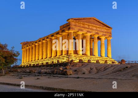 Tempel der Concordia in Agrigento, Sizilien, Italien in der Abenddämmerung. Stockfoto