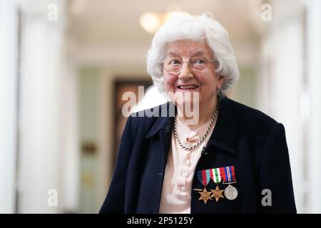 ÜBERTRAGUNG DES NACHNAMENS VON SCHULTZ AN DEN VETERANEN des 2. Weltkriegs, Mildred Schutz, 99, der während der Veranstaltung zum Internationalen Frauentag, organisiert von der Taxi Charity for Military Veterans, im RAF Club, London, mit dem Special Operations Executive (SOE) arbeitete. Foto: Montag, 6. März 2023. Stockfoto