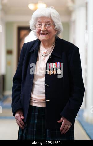 ÜBERTRAGUNG DES NACHNAMENS VON SCHULTZ AN DEN VETERANEN des 2. Weltkriegs, Mildred Schutz, 99, der während der Veranstaltung zum Internationalen Frauentag, organisiert von der Taxi Charity for Military Veterans, im RAF Club, London, mit dem Special Operations Executive (SOE) arbeitete. Foto: Montag, 6. März 2023. Stockfoto