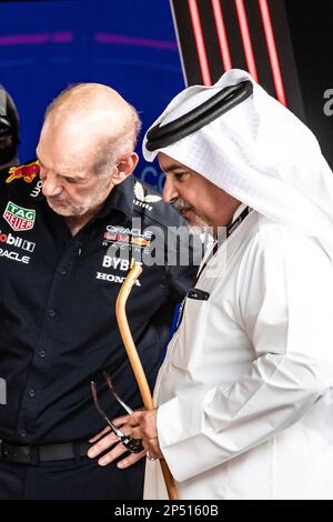 Sakhir, Bahrain. , . Weltmeisterschaft F1 2023. Bahrain GP. Prinz Salman bin Hamad Al Khalifa Kronprinz vom Königreich Bahrain, im Gespräch mit Adrian Newey in der Red Bull Garage. MANAMA, BAHRAIN, Sakhir Circuit, 5. März 2023: Während des Formel 1 Grand Prix in Bahrain auf der Bahrain International Circuit in der Nähe von Manama City in der Stadt Sakhir am 05. März. 2023. Formel 1 - F1 Motorsport, gebührenpflichtiges Bild, Foto und Copyright © Cristiano BARNI/ ATP images (BARNI Cristiano /ATP/SPP) Kredit: SPP Sport Press Photo. Alamy Live News Stockfoto