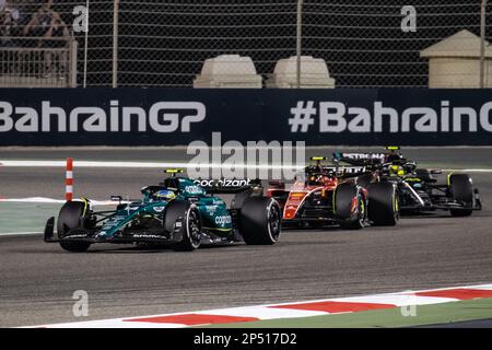 Sakhir, Bahrain. 05. März 2023. Weltmeisterschaft F1 2023. Bahrain GP. Nr. 55, Carlos SAINZ Jr., ESP, Team Scuderia Ferrari, SF-23 in einem Kampf um das Podium mit Fernando Alonso Nr. 14, Aston Martin und Lewis Hamilton. MANAMA, BAHRAIN, Sakhir Circuit, 5. März 2023: #55, Carlos SAINZ Jr., ESP, Team Scuderia Ferrari, SF-23 in einem Kampf um das Podium mit Fernando Alonso #14, Aston Martin während des Bahrain Formel 1 Grand Prix auf der Bahrain International Circuit nahe Manama City in der Stadt Sakhir am 05. März. 2023. Formel 1 - F1 Motorsport, gebührenpflichtiges Bild, Foto und Copyright © Crist Stockfoto