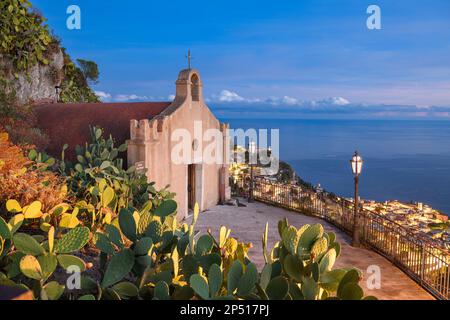 Taormina, Sizilien, Italien mit der antiken Kirche San Biagio in der Dämmerung. Stockfoto