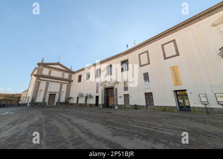 Neapel - Italien - 2. Februar 2023: Außenfassade von St. Martino-Museum und Frauenkirche Stockfoto