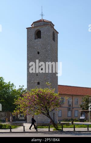 Podgorica, Montenegro - April 20 2019: Der Uhrenturm von Podgorica befindet sich am Bećir beg Osmanagić Platz, im Viertel Stara Varoš. Stockfoto